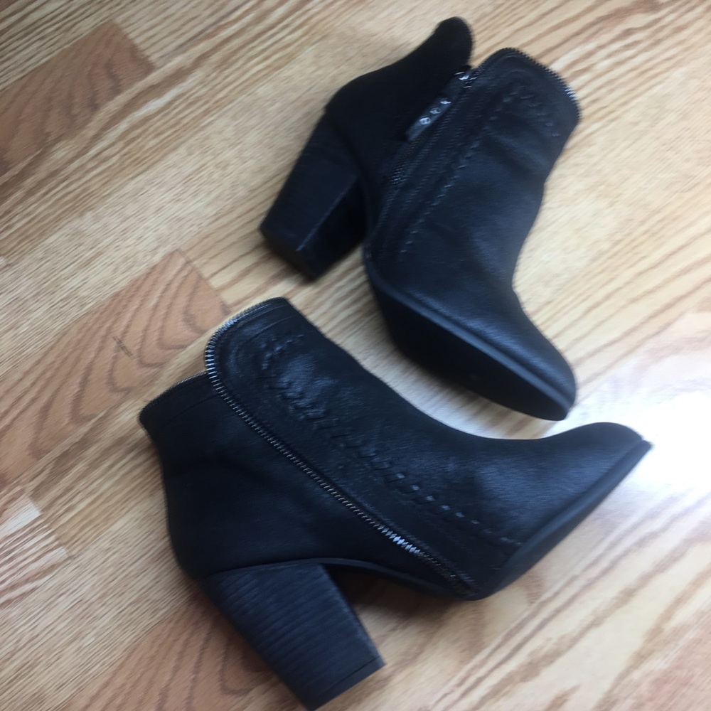 Daisy Fuentes black ankle boots with zipper trim